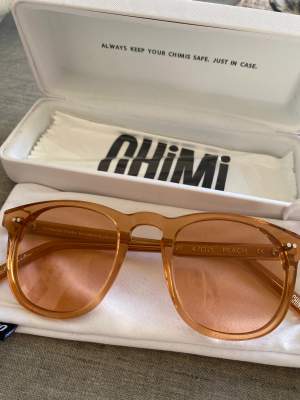 Snygga chimi solglasögon i model 001 i färg peach. Använda vid två tillfällen!