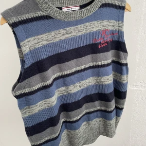 Stickad väst  - Randig väst, köpt på second hand! I mycket fint skick 