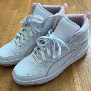 Puma skor - Säljer nu dessa Puma skor då dem är för stora!💕enbart testade ute därav är dem lite smutsiga kan självklart tvätta av dem innan jag skickar iväg dem!💕 Priset kan självklart diskuteras!💕 Vill ni ha fler bilder så bara hör av er!💕
