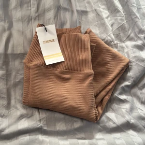 Stronger tights  - Helt nya tights från stronger med prislapp kvar. Säljer då de var försmå för mig. Storlek M🤍