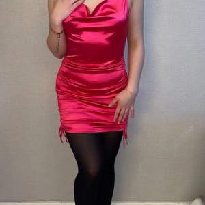 Neonrosa klänning i storlek s, endast testad.