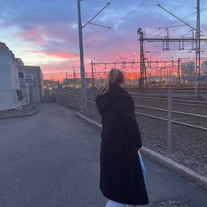 Kappa  - Jag köpte den själv begagnat och är jätte nöjd, jätte fint skick! Men den kommer dessvärre inte till användning som jag skulle vilja då den inte riktigt är min stil. Storlek M och är nästan hela vägen ner till fötterna på mig som är 163. Den har även en luva och ett band att knyta runt om. Köparen står för frakten. 