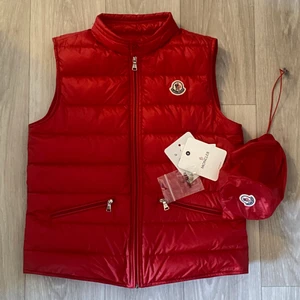 Moncler väst  - Monclerväst i nyskick. Taggar och dust bag finns kvar (i bilden). Storlek 14Y/164cm. Passar XS. Nypris 4000kr