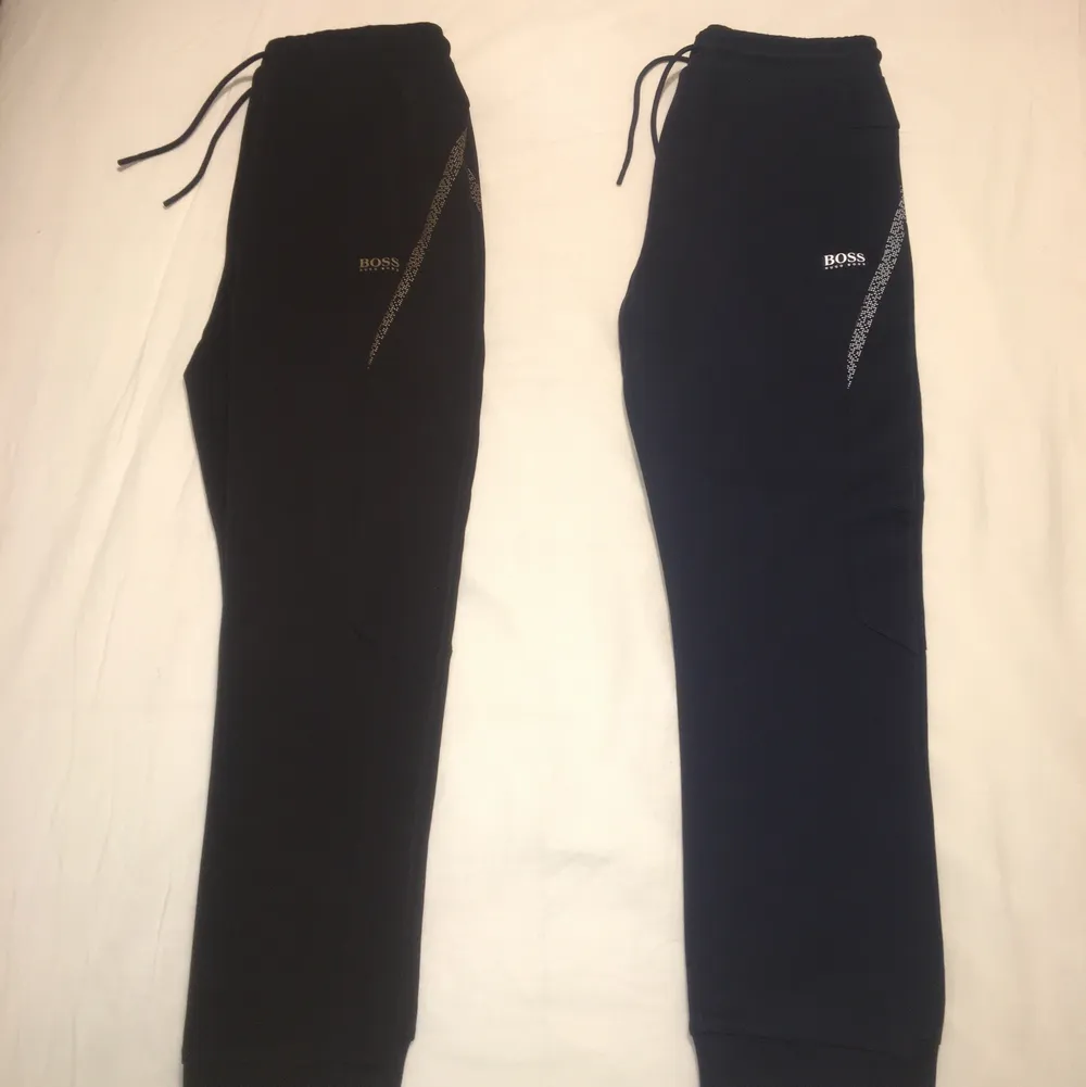 Äkta Mjukisbyxor från Hugo Boss i storlek small.   Skick 10/10🔥 splitternya aldrig använda med prislappar på. Nypris per byxa 1600kr, mitt pris 900kr. Perfekta till hösten. Jeans & Byxor.