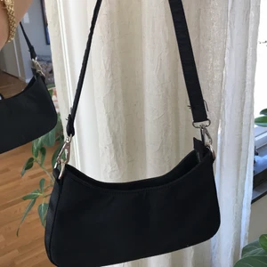 Väska - Säljer denna super söta väska från Ginatricot då den inte längre används! Väskan är i bra skick och säljes direkt för 20 kr +  frakt