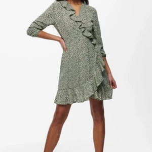 Sommarklänning från only - En jättefin klänning som passar perfekt till lite kyligare sommardagar då den är långärmad.🤩 Storlek 40 och knappt använd(3 gånger) Känner inte att jag fått tillräckligt med användning för den, tyvärr