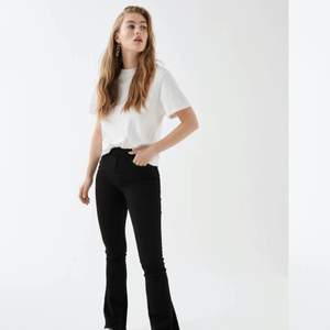 Svarta flared jeans från Gina Tricot, köpta hösten 2021 för 399kr. Superfina, men säljs på grund av att de är för små.