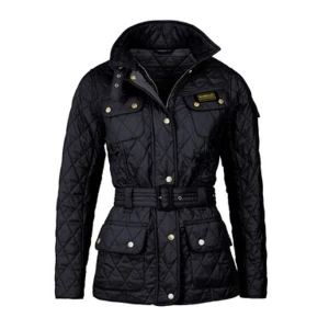 Barbour jacka  - Säljer min nästan helt oanvända Barbour jacka storlek 42. Säljer den för 1000 kr eller bud. Nypris 2300 kr. (Lånade bilder)
