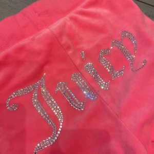 Juicy couture mjukisbyxor  - Säljer mina nästan helt oanvända juicy byxor! Inga stenar saknas och har använt max 5 gånger! Säljer då som är förstora för mig och aldrig kommer till användning. Köpt för 780kr på JD. Skicka medelande  för fler bilder på byxorna 💕😊