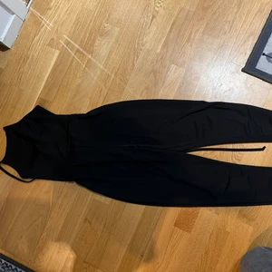 Byxdress  - Jätte fin svart byxdress som tyvärr inte passar mig. Jätte fin i ryggen med snörning.