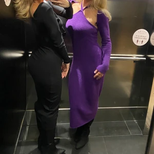 Klänning - Så fin svart klänning som är knälång och v ringning i både bak och fram!!💖 köpt på NAKD🥰 storlek S.