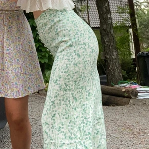 Långkjol - Superfin långkjol med slits fram💚 från H&M i stl 36. har använts 1 gång