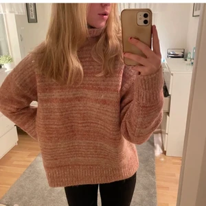 Stickad tröja - Säljer denna så mysiga stickade tröjan från zara, aldrig använd💕 Sååå fin nu till våren!!