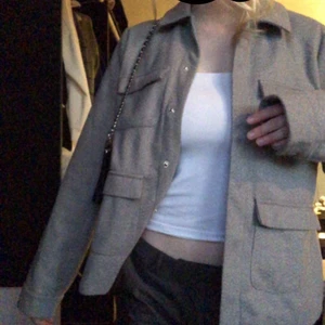 Kapp jacka - Intressekoll på min trendiga jacka från NA-KD i nyskick då den inte kommit till användning någon gång, köpt för 800, säljer endast vid bra bud😎🤘🏼