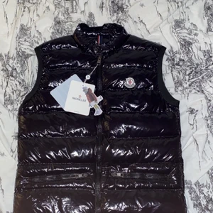Moncler gui väst ärkta storlek S/M - Det är ju då en moncler gui väst som jag vill sälja den är i riktigt bra ny skick använd 2-3 gånger inga hål alls i den och  ingenting som t ex smuts eller nåt  den e som ny och är riktigt bekväm o fin. Storlek 2 på fransk storlek o det e på svensk storlek S/M perfekt också nu till våren och sommaren och kan göra 3200-3000 vid snabb affär.