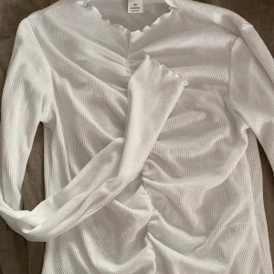 Monki vit tröja  - Super fin men kommer ej till användning 