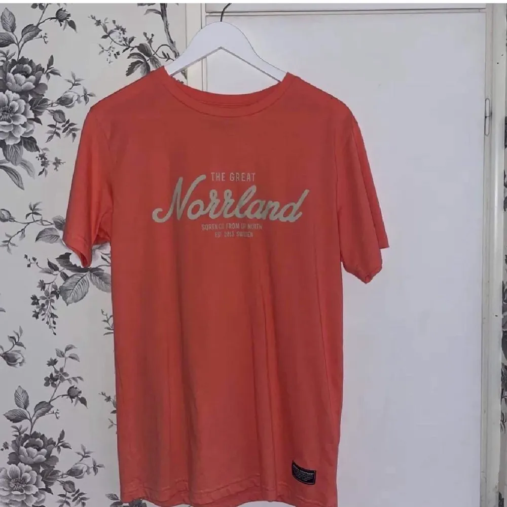 Norrlands T-shirt strl S, väldigt fint skick då den aldrig är använd 100kr . T-shirts.