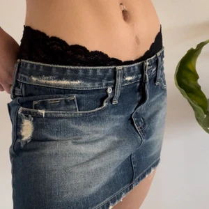 Kort jeanskjol - Skitcool kort lågmidjad vintage jeanskjol från Nobody! Säljes pga aningen för stor mig som vanligtvis har S💓