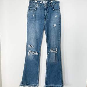 Högmidjade slitna jeans i nästan nyskick. Har endast använt fåtal gånger.