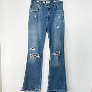 Slitna jeans flare design  - Högmidjade slitna jeans i nästan nyskick. Har endast använt fåtal gånger.