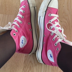 Converse  - Säljer mina super söta och somriga converse💞 Dom är sparsamt använda men lite smutsiga på sulan tyvärr. Älskar verkligen färgen på dessa skor men dom börjar tyvärr bli lite små för mig. 