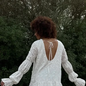 Vit klänning från NA-KD - Säljer denna utsålda supersnygga och populära klänning från NA-KD! Perfekt till student, skolavslutning eller varför inte bara som en gullig sommarklänning? Helt oanvända med lappar kvar! 😇💓