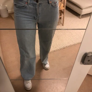 Junkyard Wide-leg jeans - Jeans använda en gång, köpta för ett år sedan. Inte stretchiga, vida i benen och sitter tajt kring höft samt midja. 