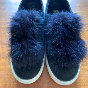 Steve Madden skor 37 - Svart Steve Madden sneakers i strl 38 men mer som 37. Svart mockasko med pälsfluff 🤩