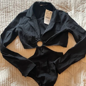 Fest-body - Oanvänd supersnygg ”fest-body” från Zara. Storlek M. Nypris 299kr och prislappen kvar 🙌