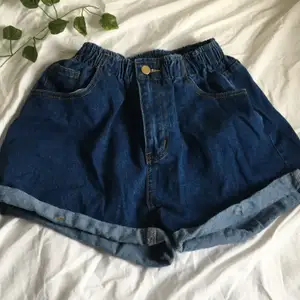 Jeans shorts från shein som tyvärr är för stora för mig och därför väljer jag att sälja bort dem. Den är i storlek M-L och midjan är stretchig.💗🌱