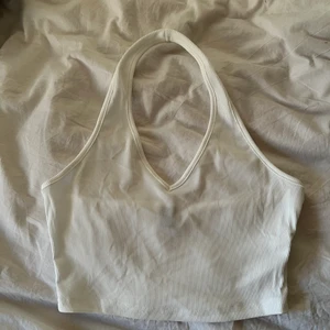 Helt ny Vit stickad topp strl S - Helt ny stickad vit liten topp, aldrig använd, strl S! Frakt 26kr💕