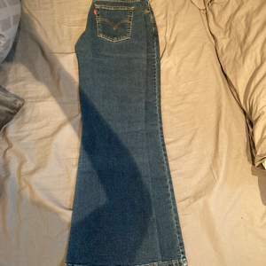 Ett par Levis jeans i storlek w29 l30, köpta på Plick men va tyvärr för små så säljer dom nu. I väldigt bra skick.