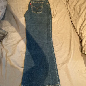 Levis jeans - Ett par Levis jeans i storlek w29 l30, köpta på Plick men va tyvärr för små så säljer dom nu. I väldigt bra skick.