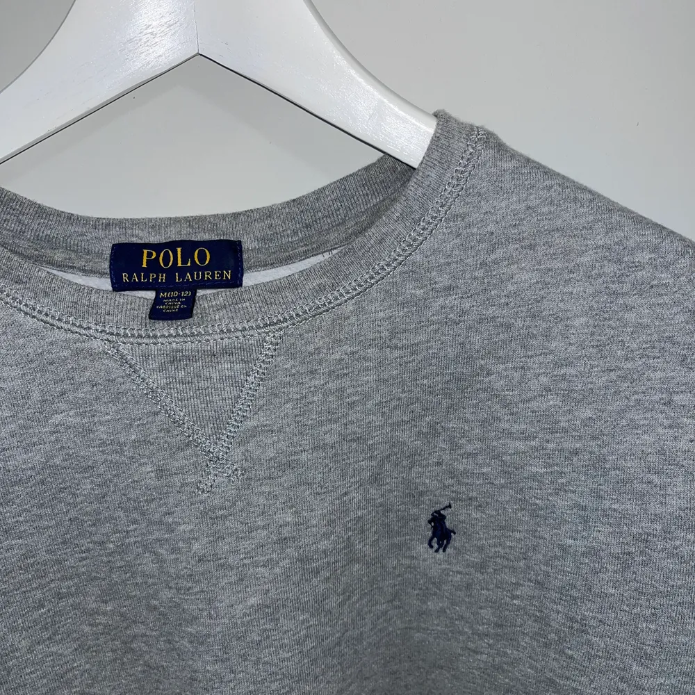 Grå Polo Ralph Lauren i storlek M (barnstorlek) eller storlek 10y-12y. Motsvarar ungefär XS eller XXS. . Tröjor & Koftor.