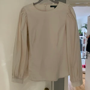 Helt oanvänd blus  - Helt oanvänd. Passar inte min stil och den behöver ett nytt hem! Samma material som en skjorta. Är insydd vid höfterna, har någorlunda puffärm.