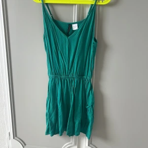 Playsuit - Somrig färg och skönt material, fint skick:)