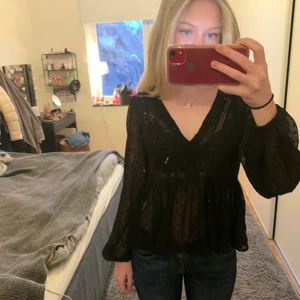 Svart blus - Jättesnygg blus som inte kommer till användning längre❣️ (Det är spegeln som är smutsig inte blusen haha)
