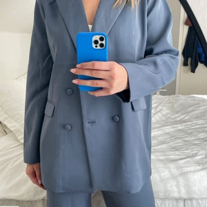 Blå kostym set - Snyggt blått kostymset 💙                                         Lapparna sitter kvar vid plaggen. Köpte byxorna och kavajen individuellt, kostanden är den sammanlagda