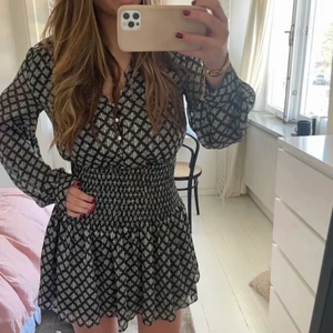 Zara klänning - Säljer min zara klänning, köpt här på plick men satt inte så bra på mig. Strl S, aldrig använd med prislapp kvar 💕lånade bilder