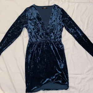 Omlottklänning  - Omlottklänning från BikBok i stl S. Grön ”sammet”. Köparen står för frakten💚