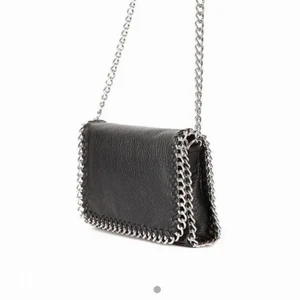 Väska  - Bra skick, säljer för den inte är min still och har långt band 