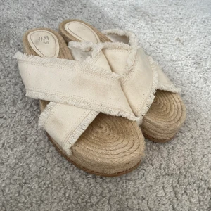 Espadrillos  - Säljer dessa espadrillos då de är för små för mig, använda endast någon enstaka gång. Fläckarna på de är missfärgning från en väska som legat jämte men är rätt säker på att det går att rengöra💕