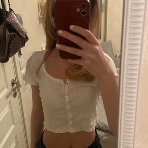 Vit topp - Säljer denna vita topp ifrån newyorker i storlek xxs som även passar en xs. Säljer då den inte kommer till användning🤍