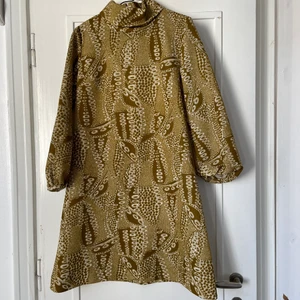 Gul 60-talsklänning - Gul 60-talsklänning. Köpt second hand. Gott skick, aldrig använd. 