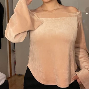 Topp från PrettyLittleThing  - Topp i velvet/velour material från PrettyLittleThing. Använd nån gång bara. Storlek 38