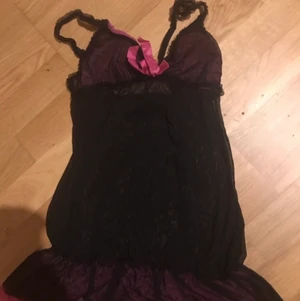 Sexig topp - S  - Rosa/svart mesh topp i fint skick, legat nerpackad så behöver en tvätt. Frakt tillkommer 