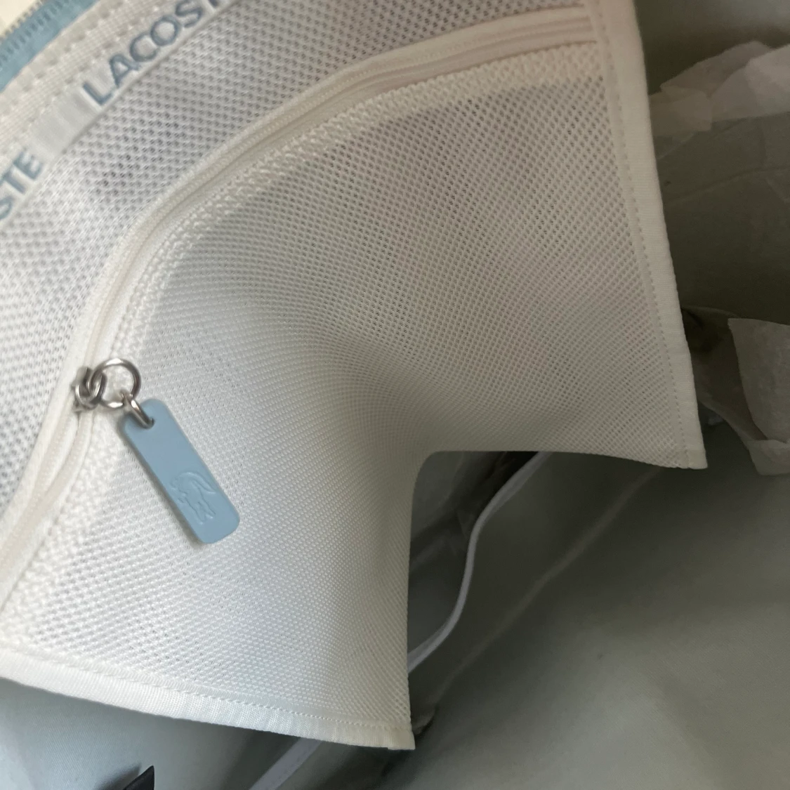 Ny Lacoste axelremsväska  - 91