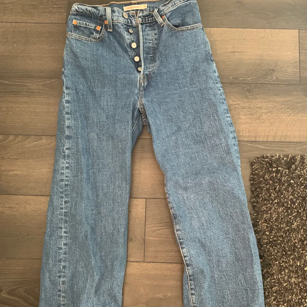 Jättefina jeans från levis. Helt nyskick, inga defekter. Sitter jättefint. Waist 27. Tyvärr blir det inte att jag använder dem så ofta, därför säljer jag dem. Säljs väldigt billigt då nypriset var omkring 1200kr. Frakt tillkommer. . Jeans & Byxor.