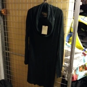 Tunika - En sval tunn tunika med en härlig krage .Märke design werk of Sweden.Nypris 1749kr aldrig använd.