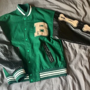 Bone jacket grön - Säljer min älskade varsity jacka som tyvärr inte kommer till användning längre. Färgen liknar mer den första bilden🥰strl M, passar däremot xs-m beroende på önskad passform. Skriv för fler bilder eller frågor